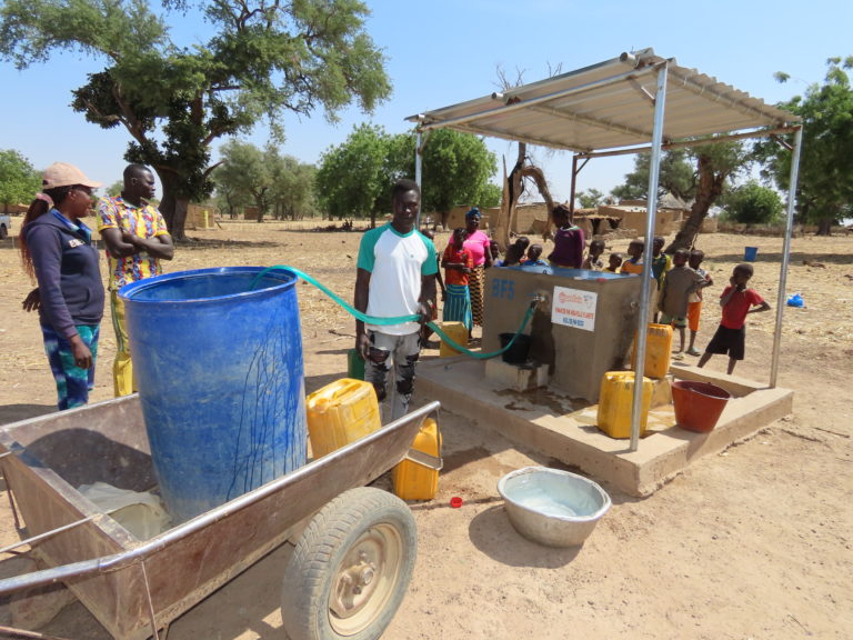Lire la suite à propos de l’article 24-213 – Fourniture d’eau potable, reboisement et amélioration de l’hygiène  – Nouvelle Planète