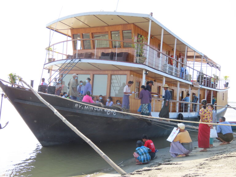 Lire la suite à propos de l’article 26-246 – Cliniques flottantes : Améliorer l&rsquo;accès aux soins de santé pour les communautés vulnérables vivant le long de l&rsquo;Irrawaddy – FXB