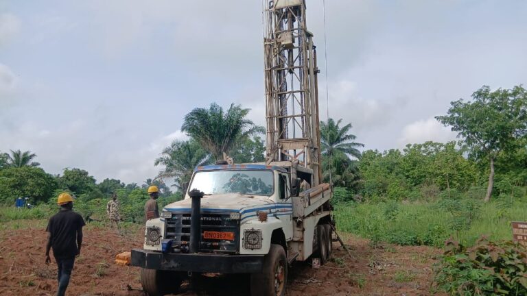 Lire la suite à propos de l’article 26-242 – Réalisation de 4 à 5 forages équipés de pompe à motricité humaine ou château d’eau  – Solidarité Eau Afrique